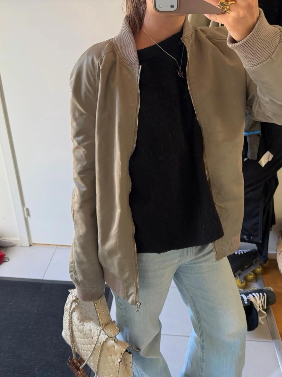 Khaki bomberjacka med ribbade muddar