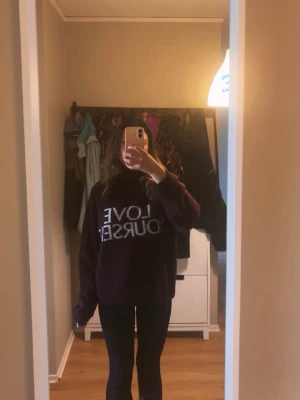 Mörklila sweatshirt med tryck - Mysig mörklila sweatshirt med texten 'LOVE YOURSELF' i vitt framtill. Tröjan har en avslappnad passform och långa ärmar, perfekt för en chill och bekväm stil. Endast använd en gång. 