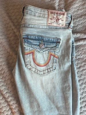 Ljusblåa true religion jeans  - Skit snygga true religion jeans som jag gillar men använder inte ofta💕 köpte för 1299 men pris kan diskuteras! Använt 3 gånger