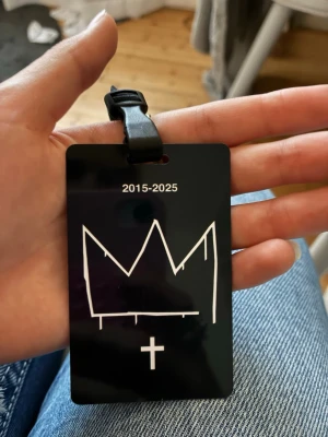 Hov1 backstagekort - Jag säljer ett backstage kort från hov1 sista turné ”vi dansar vindare i livet”! Skriv om ni har frågor och pris går att diskuteras💕