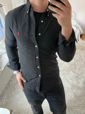 Ralph Lauren skjorta slim fit - Ralph Lauren | Mycket bra skick | Size - S | Pris 449 | Hör av dig vid minsta fråga eller fundering📩