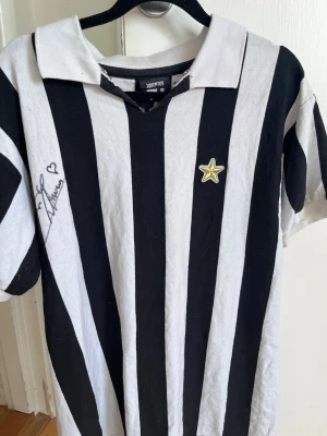 Juventus tröja - Signerad Juventus tröja av Lilian Thuram, som hade föreläsning på min skola om rasism, kan få flera bilder om ni skriver, aldrig använd, svårt att sätta pris på denna sä det kan absolut diskuteras 