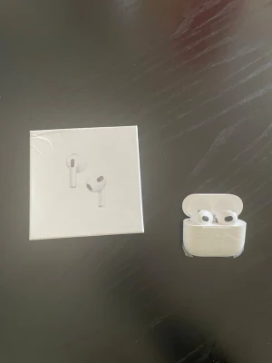Apple Airpods - Säljer ett par nya Apple AirPods                                             Skriv till mig vid frågor🙂