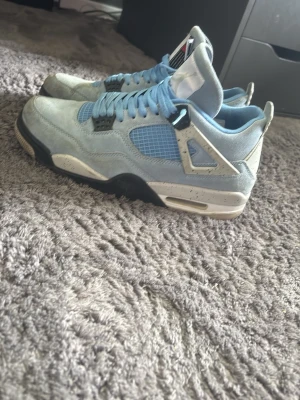 Jordan 4 University Blue sneakers - Dom är inte tvättade men tvätta dom så blir dom mycket finare!!! Skriv om ni är intresserade kan gå ner i pris vill bli av med dom nuu 