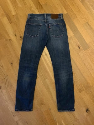 Levi's jeans - Säljer ett par gamla Levi's jeans, storlek 28 32, finns inga hål på jeansen och om ni vill ha mått så är det bara att höra av er eller om ni har några andra funderingar😁😁
