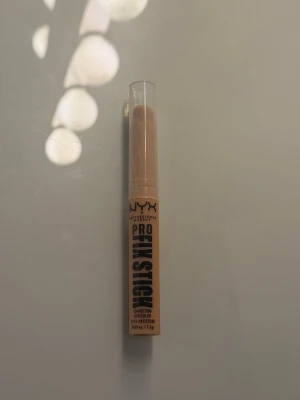 NYX Pro Fix Stick Concealer - NYX Pro Fix Stick Concealer i en ljus beige nyans. Kommer i en smidig stiftform med genomskinligt lock, perfekt att ha i väskan.  Färgen 06 Natural💞