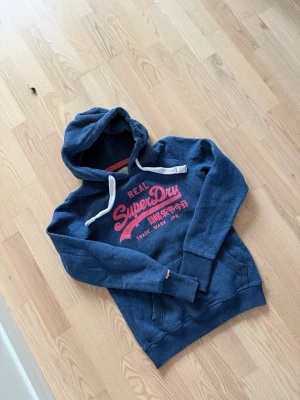Superdry hoodie - Säljer en riktigt fet superdry hoodie i storlek S den är helt utan skavanker och vid frågor om bilder eller likande så är det bara att fråga🙂💛