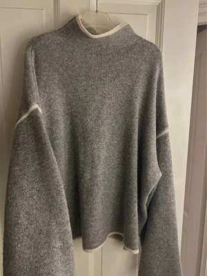 Grå populär stickad tröja - Super populär tröja från Zara! Kan gå ner i pris vid snabb affär💕