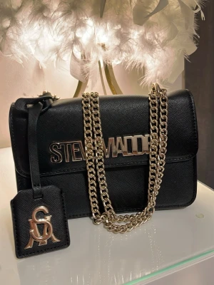 Svart axelväska från Steve Madden - Äkta Steve Madde väska köpt från Zalando. Nyskick!