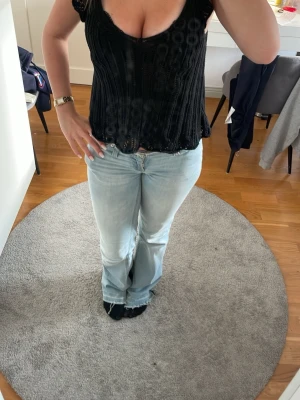 Volang topp - Säljer en virkad volang topp från only. Super fin och skönt material. Perfekt till sommaren