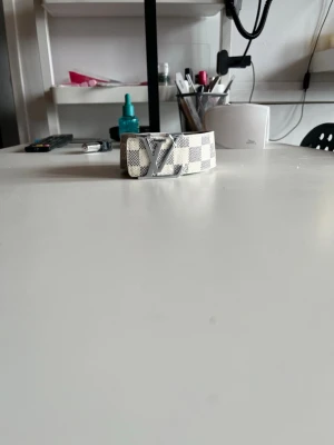 Vitt bälte – silverspänne – helt nytt - Säljer ett vitt bälte med monogram och silverspänne. Helt nytt och oanvänt. Clean look som passar till allt.  Skick: Nytt Färg: Vit Spänne: Silver Pris: 300 kr  vitt bälte, monogram bälte, vitt skärp, streetwear bälte, fashion bälte, unisex bälte, nytt bälte