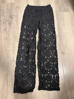 Spets byxor - Sjukt snygga spets byxor som är lågmidjade. Sitter bra på någon som har en mindre kroppsbyggnad! ⭐️