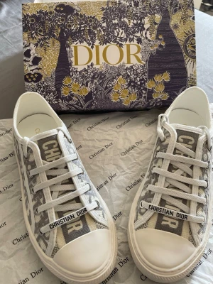 Dior grå sneakers - 38 - Helt nya så himla fina kvitto. Snabb frakt, alla orginal tillbehör ingår. 