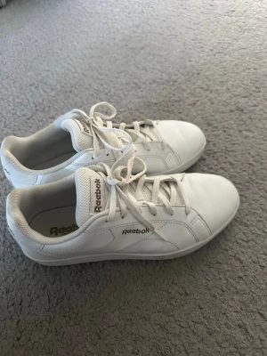 Vita Reebok sneakers  - Klassiska vita sneakers från Reebok i stilren design. Skorna är låga med snörning och är i storlek 37,5. De har inga defekter, möjliga kan ses på bilderna. Inte använda mycket och passar till allt! 