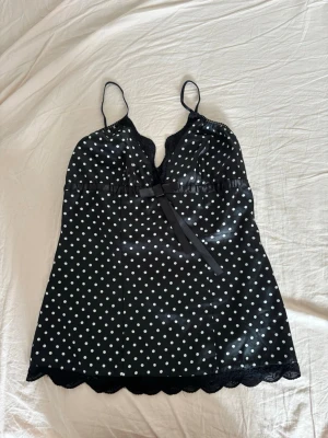Prickig topp  - Prickig svart vit babydoll topp, strl M