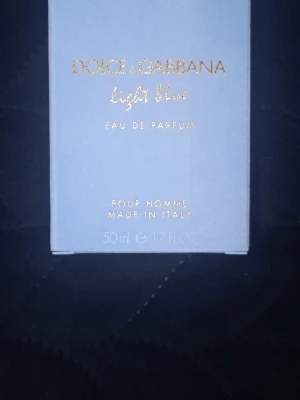 Dolce & Gabbana Light Blue Pour Homme - Dolce & Gabbana Light Blue Pour Homme Eau de Parfum, 50 ml. Fräsch och maskulin doft i en stilren, transparent glasflaska med silverfärgad kork. Levereras i en ljusblå kartong med guldfärgad text. Perfekt för dig som gillar exklusiva och moderna parfymer.