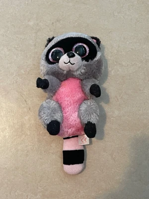 TVÄTTBJÖRN , ty  - Liten tvättbjörn. Höjd ca 15 cm