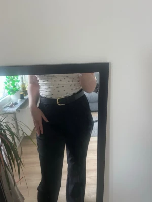 Skärp  - Ett fint läderskärp med ett metallspänne i guld. Bredd 3cm och längd ca 92 cm, men justerbart med hål. Storlek xs. Väldigt fint skick! Köptes för inte så längessen, endast använd 1 gång så inprincip ny. Nypris: 99
