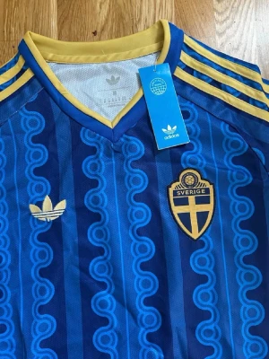 Sverigetröja 25/26 - Sveriges nya matchställ perfekt nu inför sommar vm för att supporta truppen.