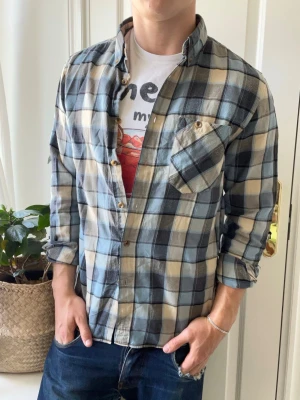 Nudie jeans skjorta  - Nudie jeans skjorta, Inga defekter, lite nopprig kanske! Modellen i bilderna är 180 cm 75 kg och bär Storlek M , Kom med frågor! 🌟 (Kan gå ned i pris vid köp av paket 😉) 