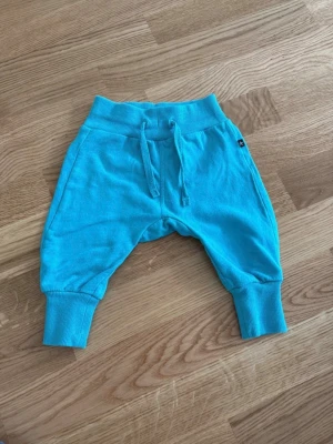 Bebisbyxor Lindex stl 68 - Mjukisbyxor från Lindex i storlek 68.  Mycket bra skick.  Från djur- och rökfritt hem.  Tvättat med parfymfritt tvättmedel, inget sköljmedel. ☺️