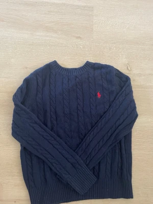 Mörkblå kabelstickad tröja Polo Ralph Lauren - Kabelstickad mörkblå tröja från Polo Ralph Lauren. Priset inte hugget i sten så kom med bud! Storlek S. 