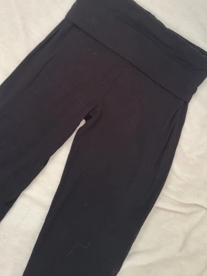 Svarta utsvängda leggings - Svarta leggings med hög midja och utsvängda ben. Mjukt och stretchigt material som sitter skönt på kroppen. Perfekta för en avslappnad och trendig look. Passar till sneakers eller boots.