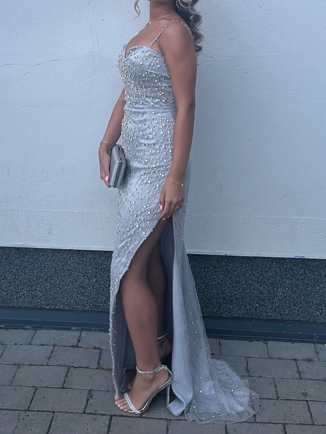 Silverglittrig långklänning med slits - 1