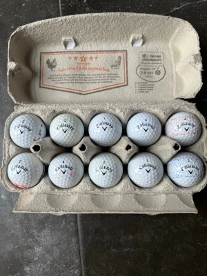  Callaway Supersoft golfbollar - 10 st Callaway Supersoft vita golfbollar A klass. Bollarna har tryck i svart, rött och blått och är tillverkade i slitstarkt material. Perfekt för golfare som vill fylla på med extra bollar.