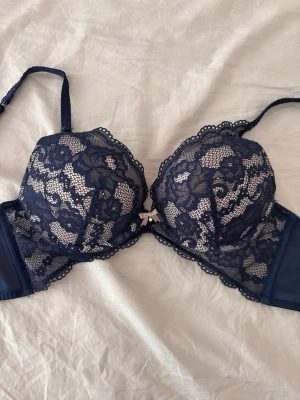 Hunkemöller marinblå & rosa BH med rosett - Köpt secondhand med prislapparna kvar men aldrig använd och perfekt skick