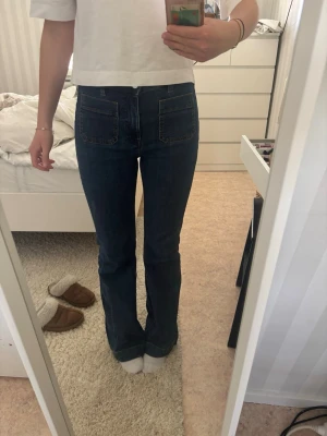 Bikbok jeans - Säljer dessa jeans från bikbok då de inte kommer till användning, köptes för någon månad sedan och endast använts 1-2 gånger. Ser lite mörkare ut på bilderna pga ljuset men bild 4 med storleken visar tydligast. Jag är 170cm lång och har vanligtvis strl S/36 och dessa passar mig perfekt!