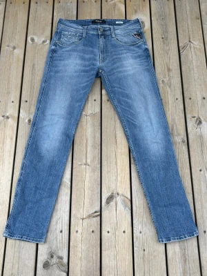 Replay jeans Anbass  - Säljer Replay Anbass jeans i mycket fint skick. Populär modell med modern passform, stretchigt material och skön komfort för vardagsbruk. Klassisk design som passar till det mesta. Väl omhändertagna och redo för ny ägare.  ✔ Modell: Replay Anbass ✔ Bra skick ✔ Bekväm passform med stretch ✔ Äkta Replay