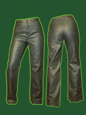 Gröna metallic jeans - Gröna metallic jeans i skinnimitation.
