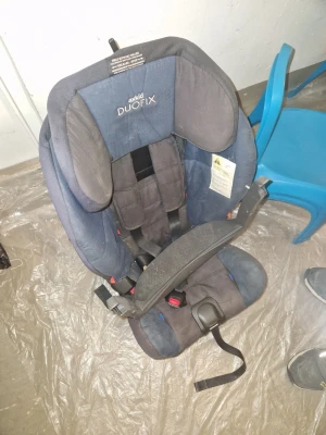 Axkid Duofix bilbarnstol blå - Axkid Duofix bilbarnstol i mörkblått tyg med svarta detaljer. Utrustad med fempunktsbälte, sidokrockskydd och justerbart nackstöd. Monteras med Isofix eller bälte. Passar för barn och har vadderade sidor för extra komfort. Som nya! Kom med prisförslag! 