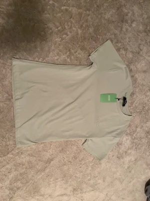 Ljusgrön boss Tshirt - Ljusgrön Boss Tshirt som jag aldrig har använt. Väldigt fin färg.