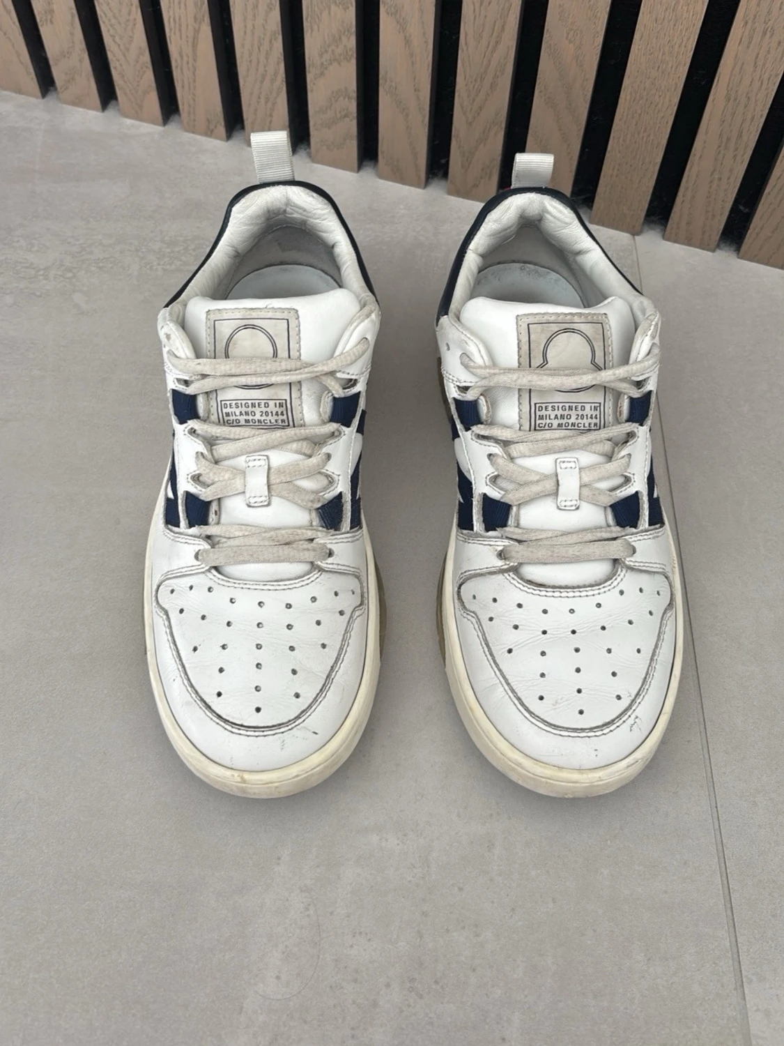 Vit och marinblå sneakers från Moncler 
