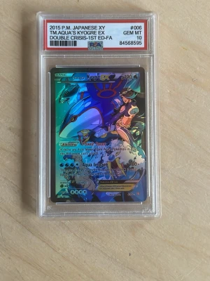 Kyogre EX Pokémonkort PSA 10 - qr koden fungerar. Säljer ett japanskt Kyogre EX-kort från 2015 Double Crisis-serien, graderat PSA 10 GEM MT. Kortet är holografiskt och har en färgstark design med blå och turkosa nyanser. Perfekt för samlare som gillar unika och sällsynta Pokémonkort.
