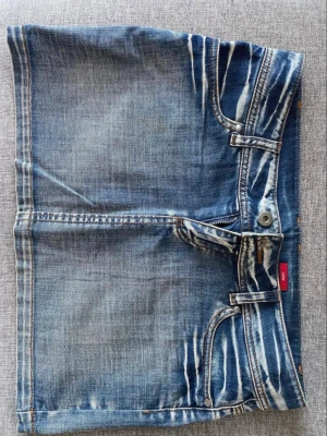 Blå lågmidjad jeanskjol - Snygg blå jeanskjol i kort modell med klassiska fickor både fram och bak. Perfekt för sommaren!💖🌸☀️