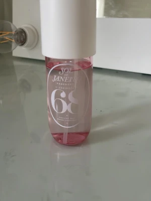Sol de Janeiro Cheirosa 68 Parfymmist - Fräsch och trendig parfymmist från Sol de Janeiro, Cheirosa 68. Flaskan är cylinderformad i genomskinligt rosa plast med vit spraykork. Doften är inspirerad av brasiliansk sommar och ger en exotisk känsla. Perfekt att ha med i väskan för en snabb uppfräschning.