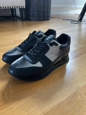 Louis Vuitton svarta sneakers - Storlek 45 sitter mer som storlek 44 man får med kvitto
