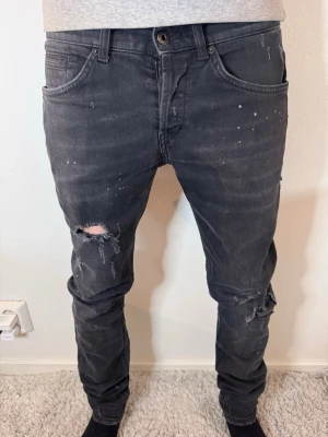 Dondup George Jeans  - | Skuck: 9/10 | Färg: Svart med vitt splatter | Modell: 172cm 58kg | Vad inkluderas: Enbart jeansen | Nypris: 4 200kr |