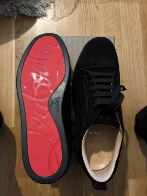 Loubs mocka - Säljer ett par loubs i storlek 45. Skorna är fåtal gånger använda och har ingen slitage eller tecken på anvädning. Sko box och påse medföljer.  Pris kan diskuteras 💯