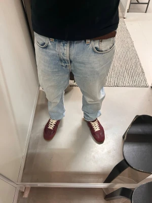 Sleepy Sixten Nudie Jeans  - Säljer ett par riktigt schyssta Sleepy Sixten från Nudie. Modellen har en avslappnad, rak passform som sitter perfekt. W31 L32! Modellen är discontinued! 