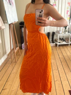 & Other Stories maxiklänning - Orange långklänning från &OtherStories 🍊 Perfekt sommarklänning med öppen rygg och justerbara axelband! 🧡 (Strykbart material)  Passar storlek M-L 🍊