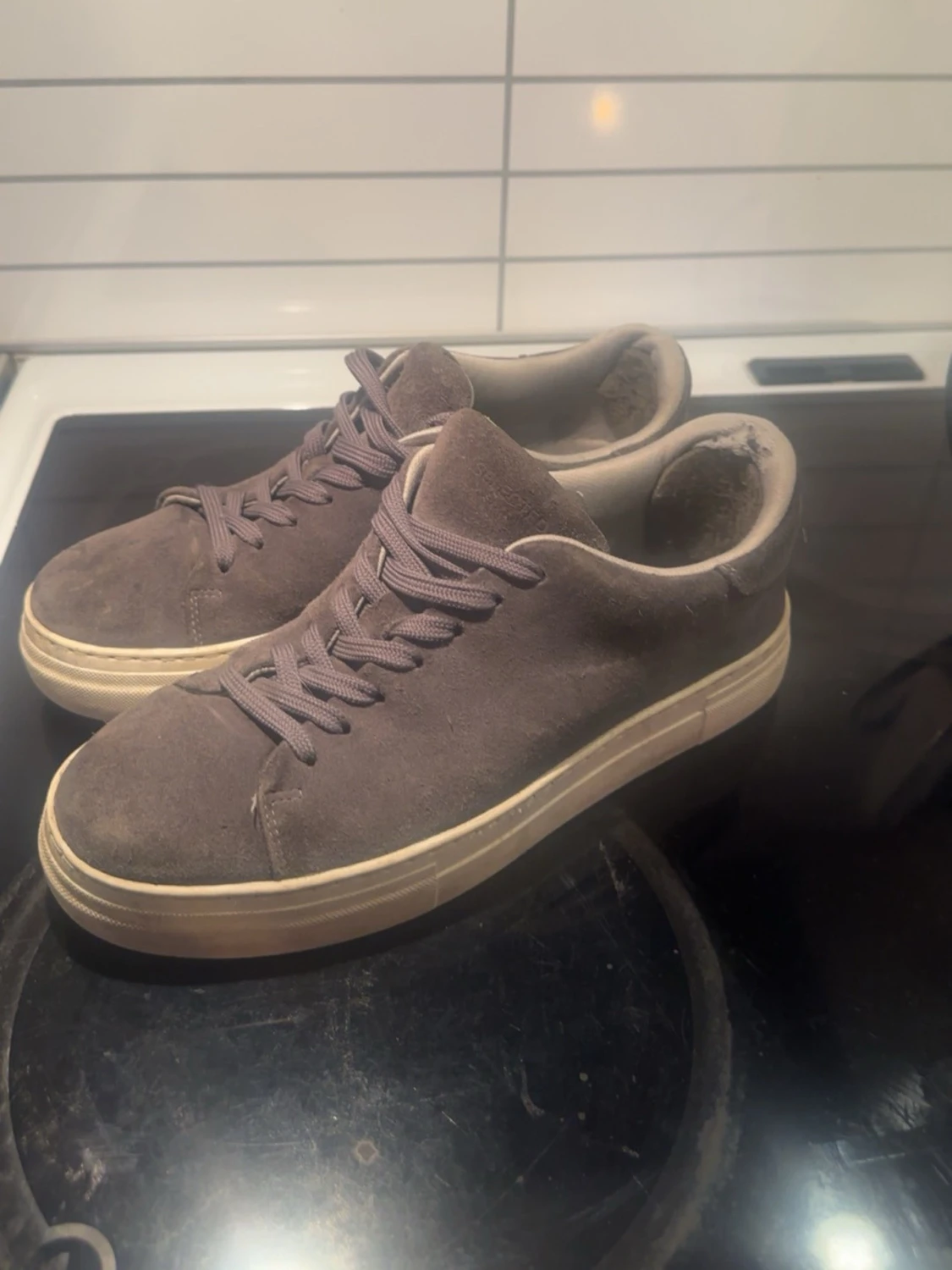 Grå mockasneakers med vit sula - 1