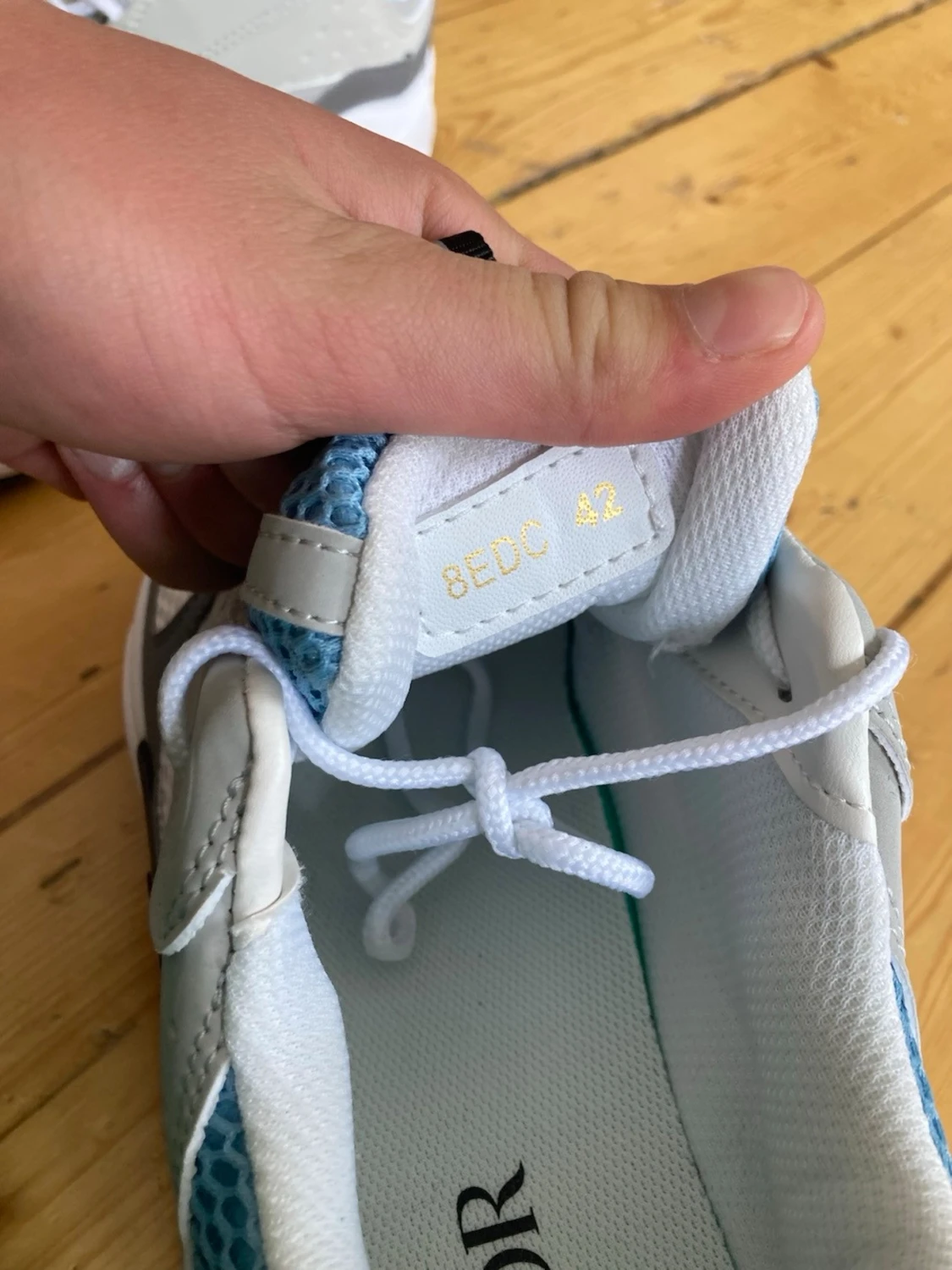 Vita och grå sneakers med blå mesh - 4