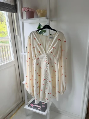 Adoore klänning - Säljer en otroligt fin klänning i nyskick! Modellen är den klassiska Florence! Klänningen är i stoleken 44 men skulle säga att den är mer som 40
