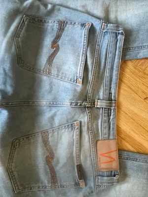 Nudie jeans, Nudie, Nudies, Dondups - Tja, Säljer mina nudies. Köptes förre veckan och är helt nya utan skavanker. Storlek 31/32 samt gjorda i ett väldigt skönt och lite luftigt material som är perfekt nu inför sommaren. Bara att skiva vid funderingar 