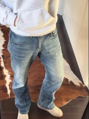 Bootcut jeans pieceoflifestudio - Säljer ett par bootcut jeans från piecesoflifestudio. Jeansen har en sliten design och är väldigt bekväma. Jeansen sitter 30/32. Hör gärna av er om det är något ni undrar 😁