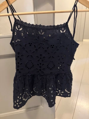 Mörkblå broderad linnetopp - Söt mörkblå linnetopp som är för liten för mig och den är aldrig använd så defö inga fläckar. enkel att styla till jeans eller kjol💕💕